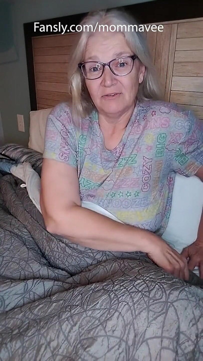 Ateşli orta yaşlı seksi kadın erkek arkadaşından ayrıldıktan sonra mastürbasyon yapıyor!