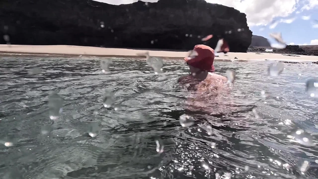 Çıplak orta yaşlı seksi kadın su altında anal tıkaçla yüziyor