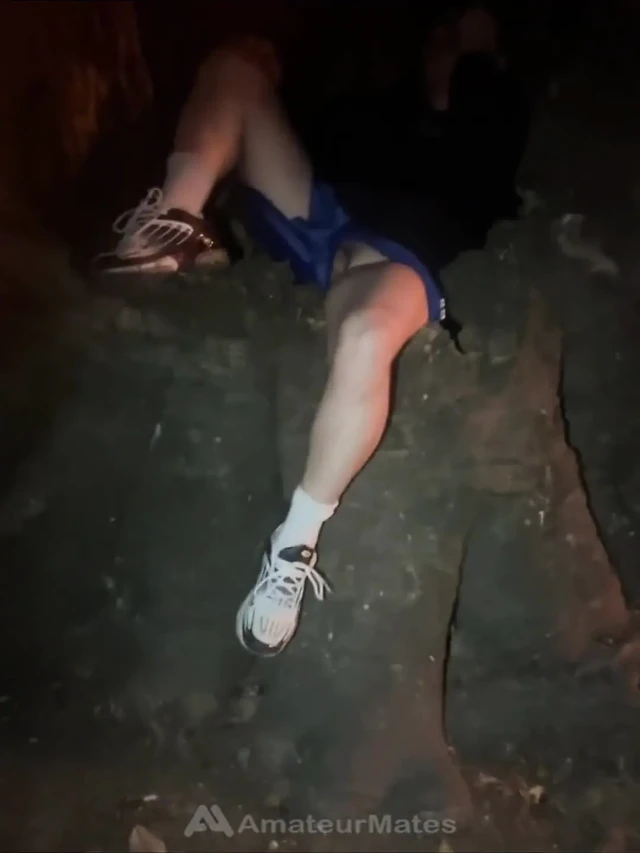 Amatör oğlanın yarağı ve pürüzsüz taşakları parkta dinlenerken teşhir edildi