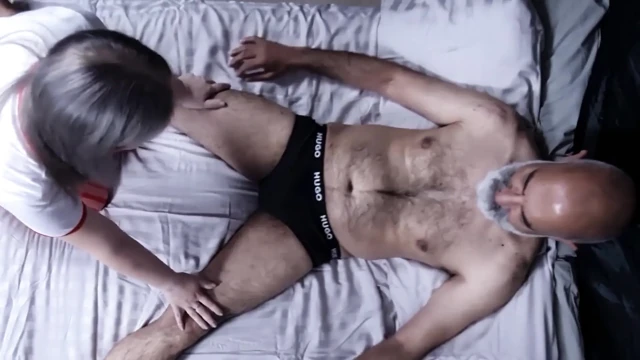 Seksi hemşire ve yaşlı hasta
