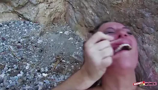 Sürtük bikinili plajda poz verdi ve çılgınca götten sikişiyor