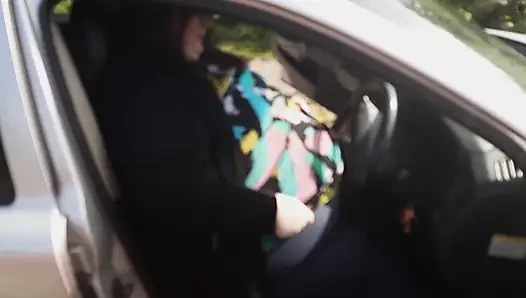 İri güzel kadın ssbbw arabaya sığmaya zorlıyor + bluopers