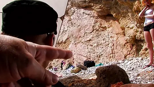 Dövmeli sarışın plajda sikiliyor