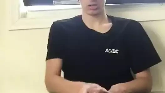 Sevimli yakışıklı asılı twink üzerinde kam