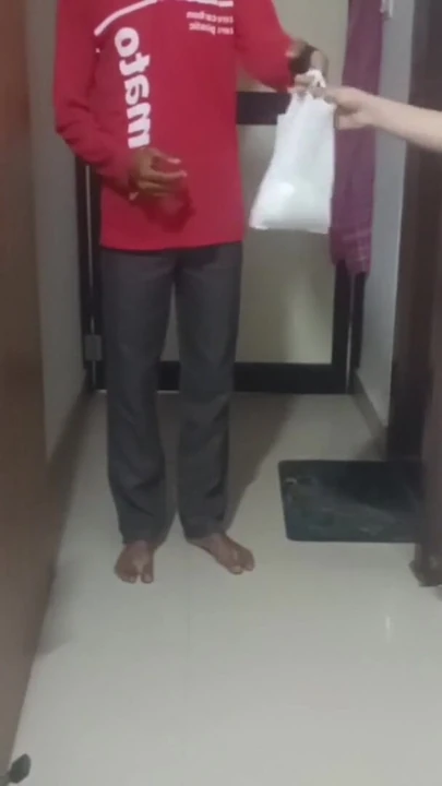 Незабываемый момент из "Парень-курьер обслуг отеля постучал в нашу дверь и трахнул мою жену Мечту Фантазия"