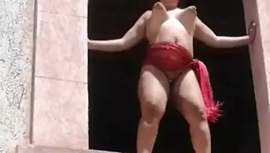 Devska, tüm dünyanın görmesi için çiftliğin penceresinde oynuyor