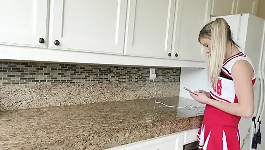 April Aniston su çeşmesi gibi yarağının dölünü içiyor!