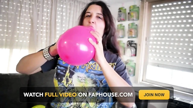 Metal kız partiden önce tüm balonları patlatıyor - bunny looner