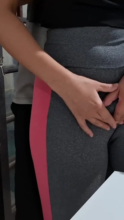 Komşunun yardımıyla masada deve toynağıyla mastürbasyon yapıyor. | Klip 1