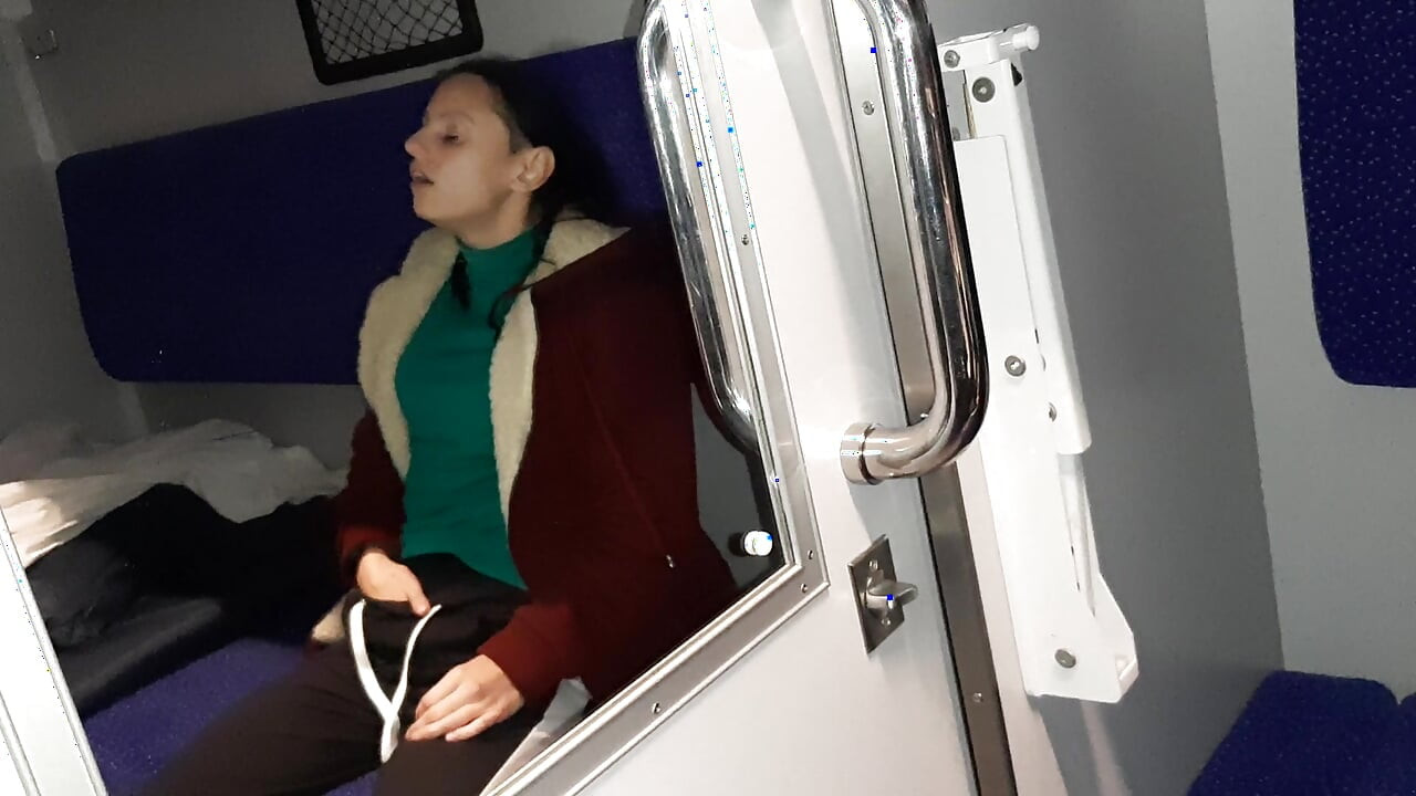 Bir yabancı ve bir gezgin arkadaşım ve ben tren bölmesine boşalıyorum - lesbian-candys