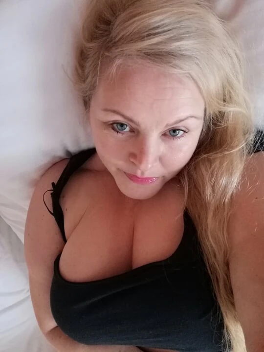 Зрелая милфа Kitty Queen в ванне с ее вибратором - настоящая толстушка мастурбирует до настоящего оргазма в домашнем видео