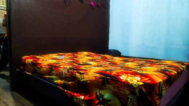 Hemşire beni film izlemem için evine davet ediyor ve sonra göğüslerine dokunmaya başlıyorum