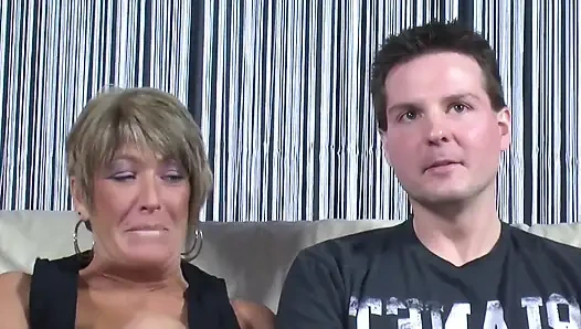 Büyük memeli azgın ev hanımı iki büyük, genç yarağı tıraşlı amından siktiriyor