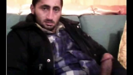 Dik adam masturbasyon onun sıcak kalın horoz