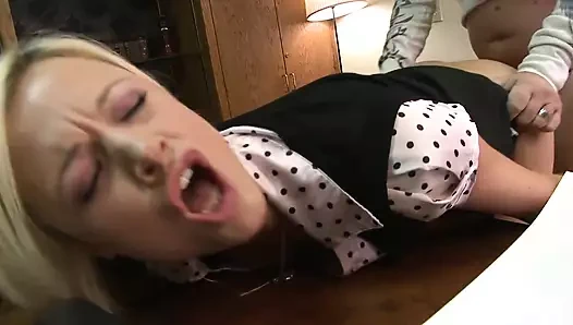 Çılgın ve deli gibi orgazm olan ateşli kız