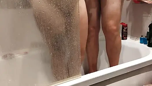 Duşta ev yapımı karşılıklı mastürbasyon