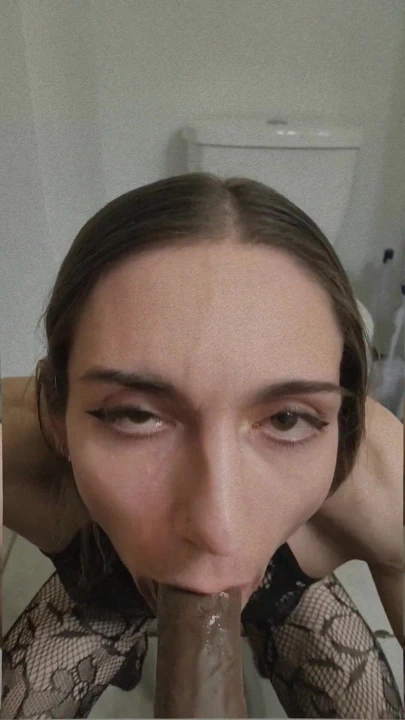 Trans sürtük 8 inçlik büyük zenci yarağı dildoda oral pratik yapıyor | Klip 1