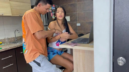 Üvey kız kardeşime sikiş karşılığında bilgisayarımı nasıl kullanacağımı öğretiyorum