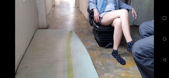 Yaşlı Hintli adam arkadaşını onun amına dokunması için ikna eder.