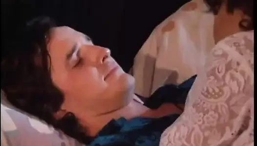 Genç adam sevimli esmer bebek Tera Heart'ı tüm deliklerinden sikiyor ve dölünü ıslak amına düşüruyor