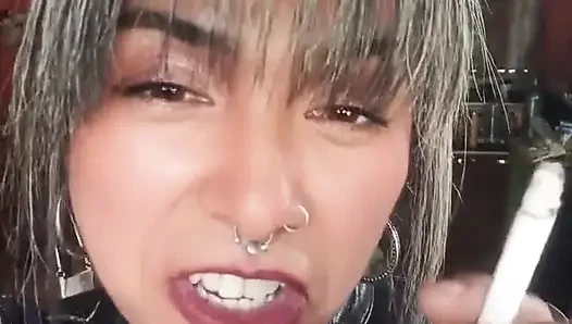 Yavaşça nefes alın, deri içinde sigara içme talimatları.