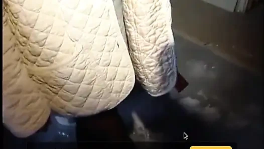 Amatör esmer genç kız büyük yarağı emiyor ve domalarak sikiliyor