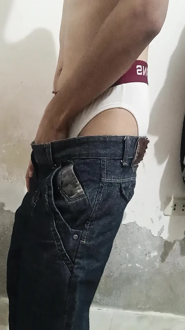 Zayıf Latin odasında tüylü sikiyle oynuyor