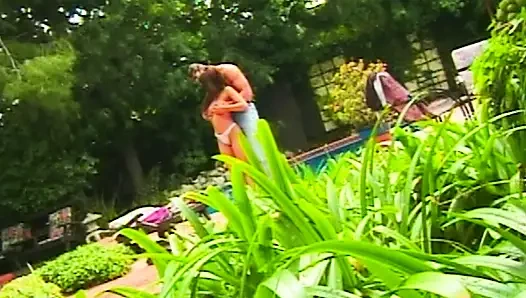 College Confessions: Heißer Pool-Sex mit asiatischer