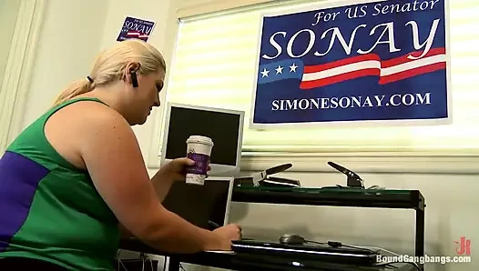Simone Sonay'a oy verin! Ateşli sarışın üvey anne tarafından domine ediliyor ve grup seks yapıyor! Dap!