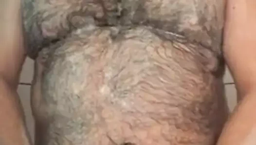 Baba duş alıyor ve boşalıyor