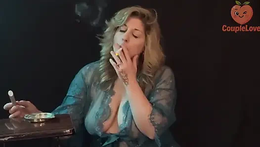 Sigara içen orta yaşlı seksi kadın sakso