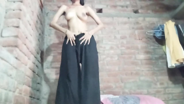 Dans eden fahişe. Desi bihari tarzında amını parmaklayarak göğüslerini sallıyor.