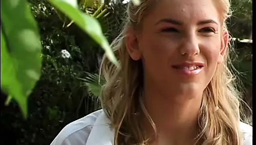 Güzel sarışın kız yaşlı adam tarafından sikişmeden önce 18 jübile yılını amını ısıtarak kutluyor