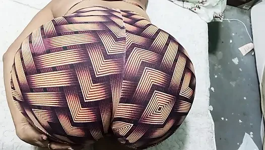 Orta yaşlı seksi bir kız çok büyük penisli bir adama götünü gerdirdi.
