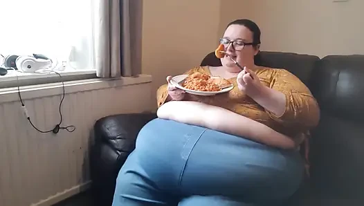 Ssbbw kanepede yemek yerken büyük göbek