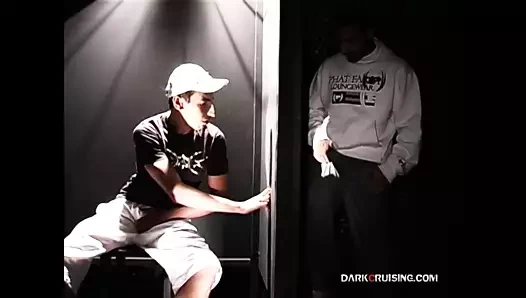 Darkcruising.com - iyi bir oral seks için iki maço adam