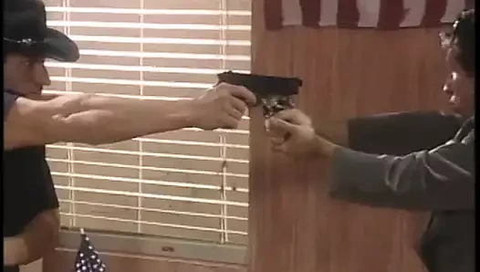 Randy yarak emiyor sürtük yarakla iki yarağı birden alıyor ve yüzünü boşaltıyor