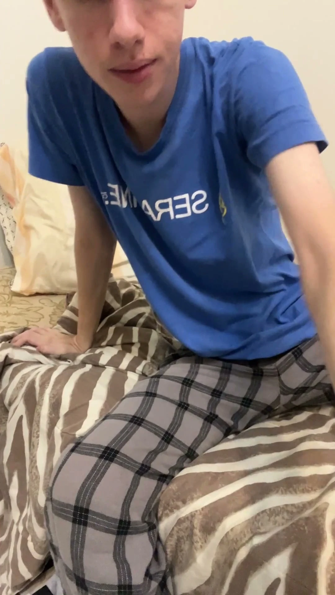 Twink flaco muestra su verga grande y su culo redondo