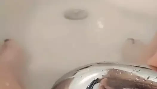 masturbation sous la douche