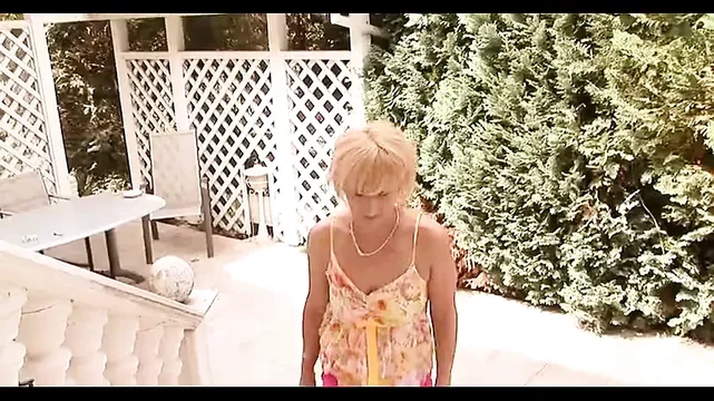 Кроссдрессер трахает извращенную бабушку