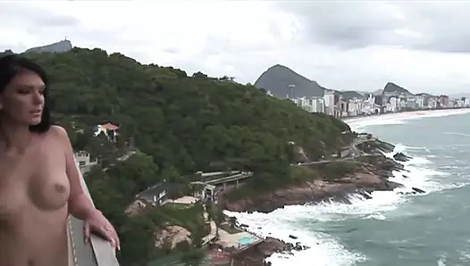 Roxy Panter otel odasında tüm deliklerini dolduruyor