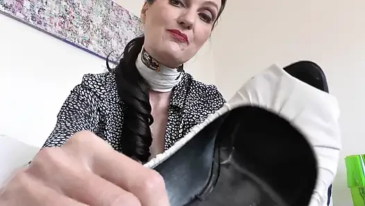 Yüksek topuklu ayakkabılarımdan etkilendim, tabanlarımla ilgilenmeye hazırsın! Lady Victoria Valente