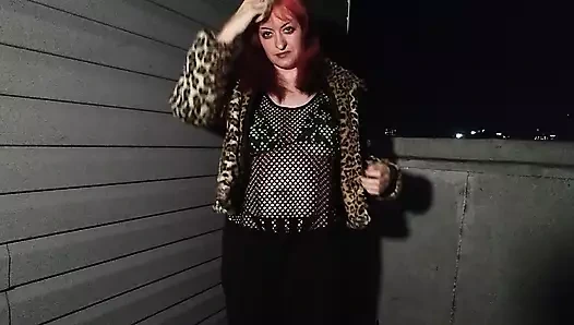 Gotik kız çatıda fotoğraf çekimi