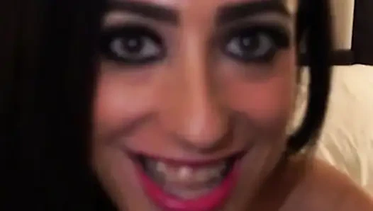 Sürtük Büyük Yarakları Ve Dölü Seviyor