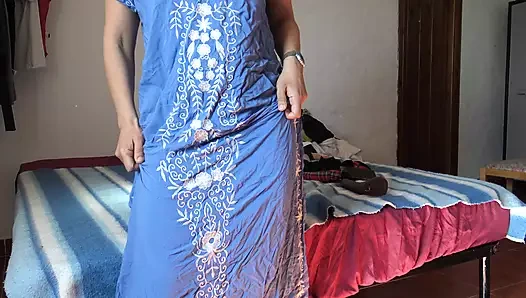 Cezayirli Arap sürtük zenci adamlar için kıllı amcığını gösteriyor