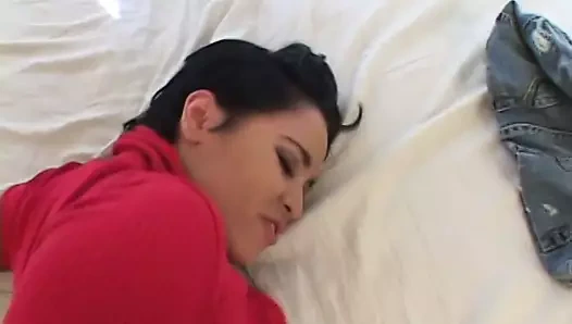 Azgın bebek soyunuyor ve amını domaltarak sert bir yarak alıyor