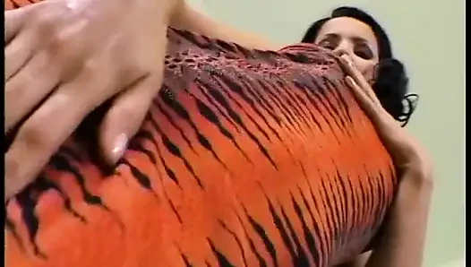 Büyük memeli ateşli kız sakso çektirirken domalıyor ve sikiliyor