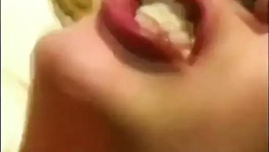 Üstün iyi biçimli üniversiteli sürtük ıslak amını sert siktiriyor