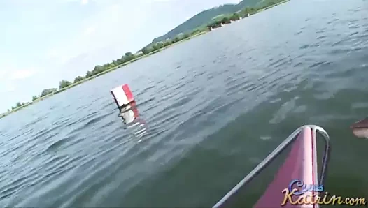Katrin Kozy teknede çıplak