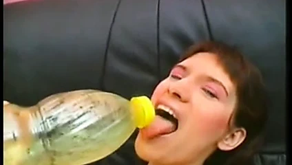 Sıska sürtük amını ve nesneleri ile oynuyor